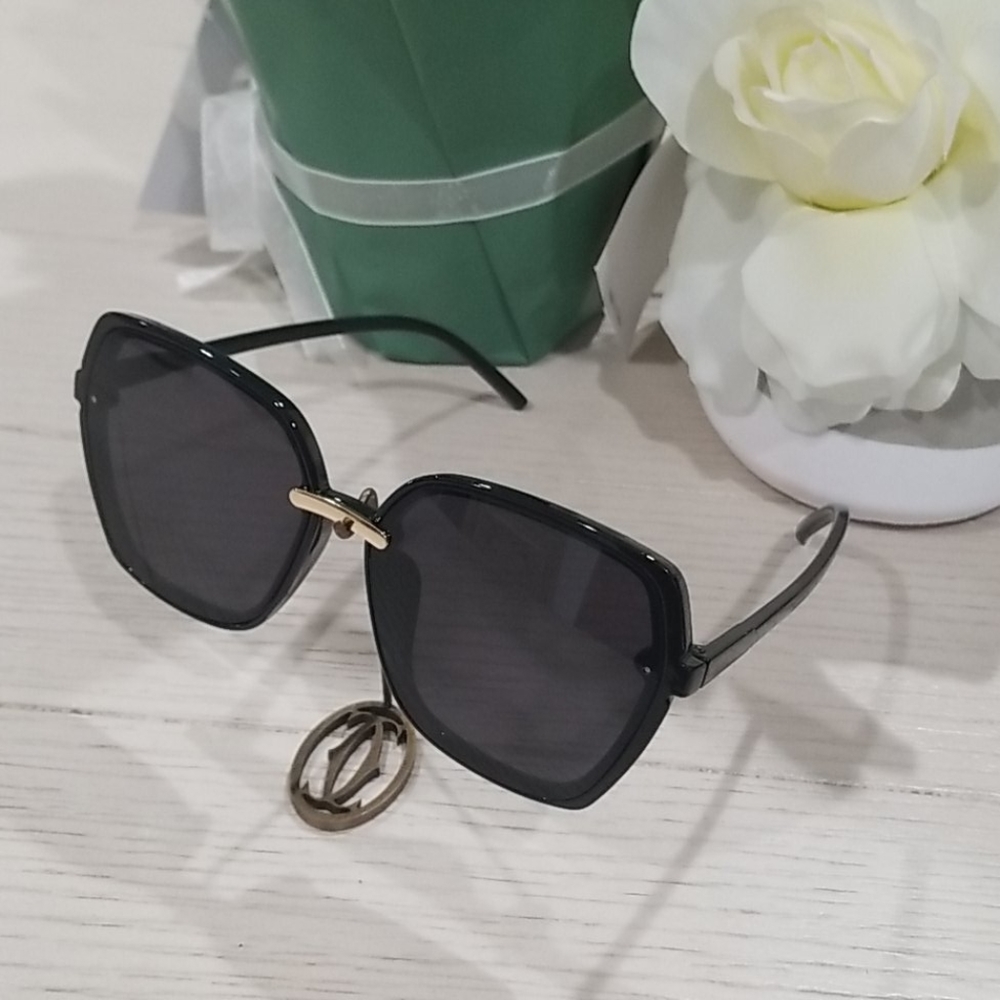 Oversized Vintage Chic Sunglasses - Picture 5 of 5